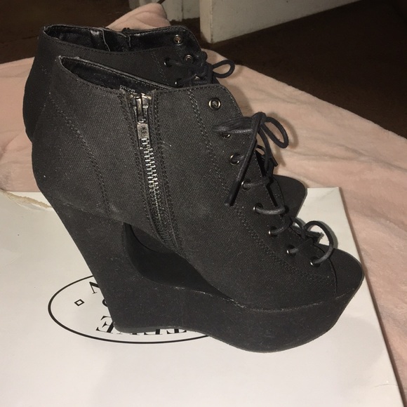 Steve Madden Dylonn Black Wedges - Picture 2 of 4